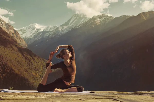 Junge Frau macht Yoga-Übungen — Stockfoto