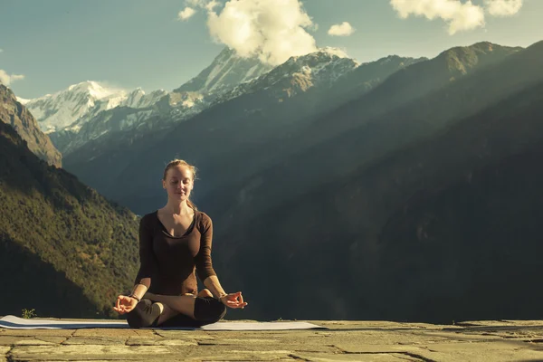 Joven hembra haciendo yoga meditación al aire libre — Foto de Stock