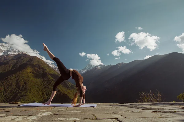 Joven mujer flexible haciendo ejercicios de yoga deportivo — Foto de Stock