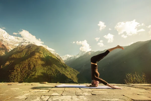 Mujer joven haciendo yoga de alto nivel asana — Foto de Stock