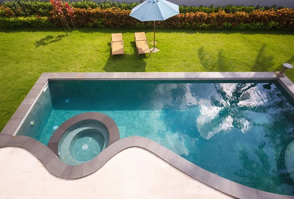 Piscina com cadeiras em hotel de luxo — Fotografia de Stock