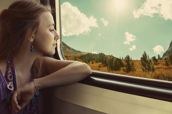 Jovem viajante sentado no trem — Fotografia de Stock