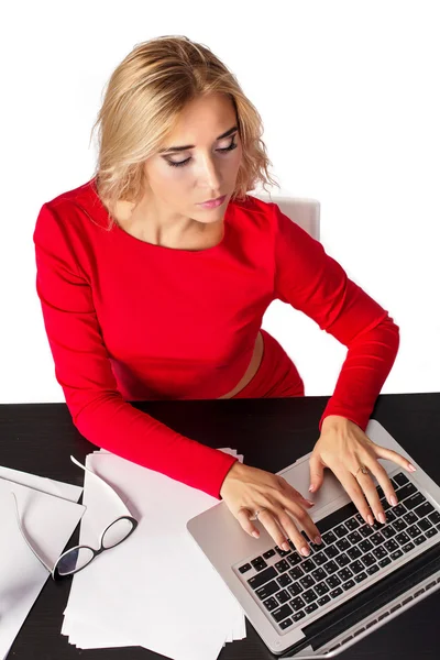 Молода ділова жінка за столом з ноутбуком — стокове фото