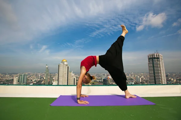 Mujer haciendo ejercicios de yoga — Foto de Stock