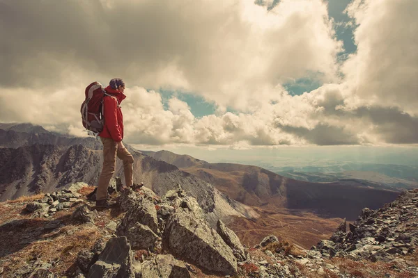 Excursionista en la cima de una roca — Foto de Stock