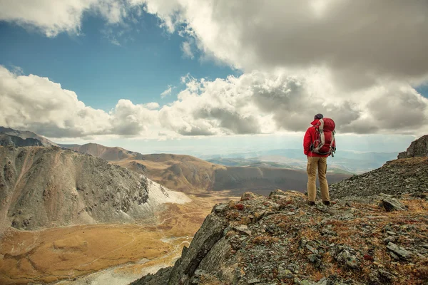 Wandelaar op de top van een rots — Stockfoto
