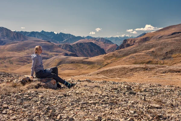 Mujer excursionista sentado en la cima de la montaña — Foto de Stock