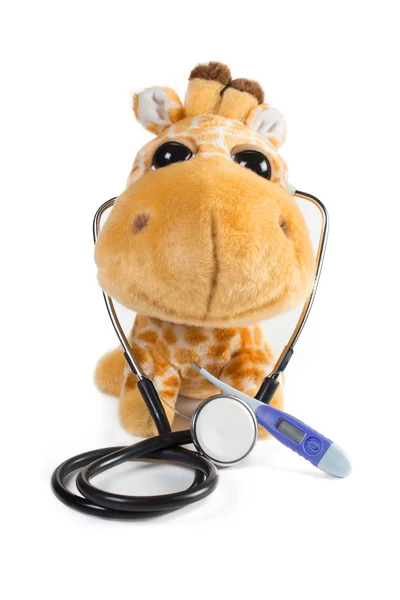 Steteskop ve termometre ile gülümseyen peluş oyuncak zürafa