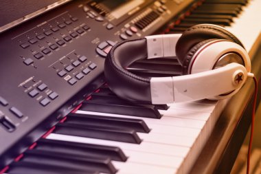 klavye ve kulaklıklar