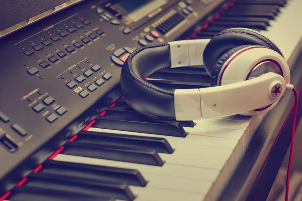 klavye ve kulaklıklar