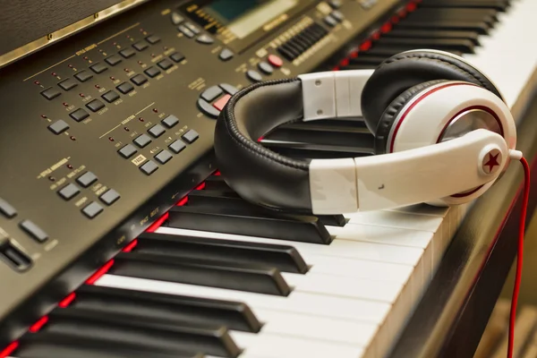 klavye ve kulaklıklar