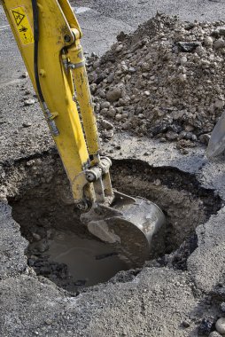 Ekskavatör - çalışma devam ediyor