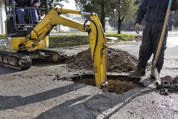 Ekskavatör - çalışma devam ediyor