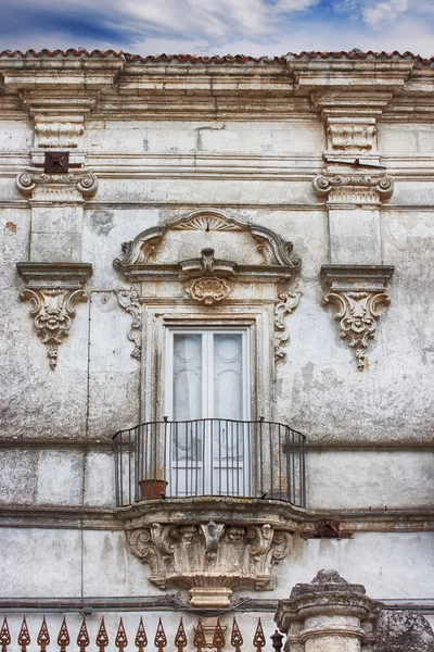 Şehir merkezine Monte Sant'Angelo, Puglia balkonda. İtalya.