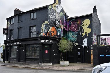 Digbeth Dead Wax Pub 'ın dışındaki renkli sokak sanatı. Plak, pizza ve şehir havası. Yüksek kalite fotoğraf