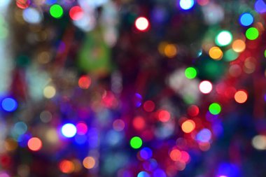 Süslü Noel ağacının renkli ışıkları şenlikli ve rüya gibi bir atmosfer yaratır. Yüksek kalite fotoğraf