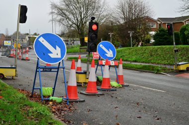 Geçici trafik ışıkları, koniler, mavi yol gösterici araçları solda tutar. Yüksek kalite fotoğraf