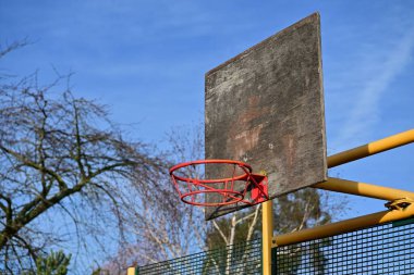 Yıllanmış halka yakın çekim ve solmuş sedye açık kış gökyüzü ağaçlarına karşı.