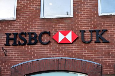Dış HSBC UK logosu ve pencere çerçevelerinin altındaki tuğla cephe tabelası.