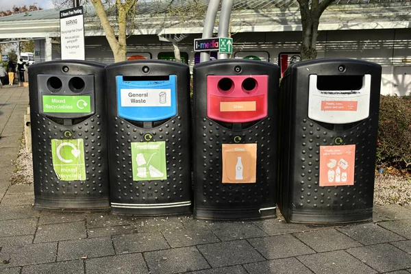 Geri dönüşümleri ve araba parkındaki atıkları ayıran renkli kutuların sırası