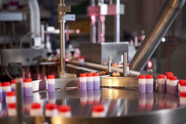 Hastalıklara karşı insanları test etmek için çeşitli ilaçların tıbbi üretimi