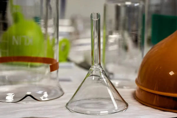 İnsanları test etmek için çeşitli ilaçların tıbbi üretimi