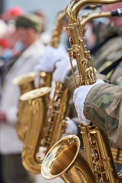 Askeri bandonun müzisyenleri müzik enstrümanları çalıyor.