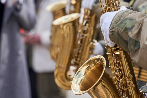 Askeri bandonun müzisyenleri müzik enstrümanları çalıyor.