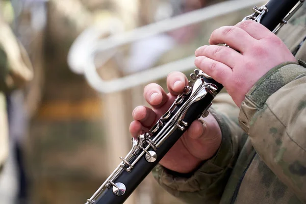 Askeri bandonun müzisyenleri müzik enstrümanları çalıyor.