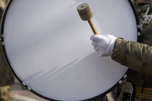 Askeri bandonun müzisyenleri müzik enstrümanları çalıyor.