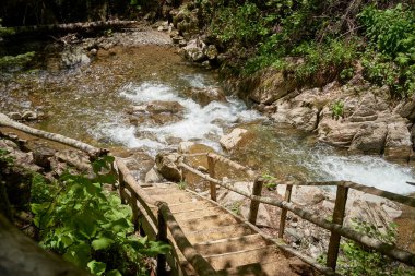 Dağlarda merdivenler, deniz seviyesinden yüksek basamaklar.