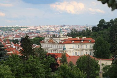 Güneşli bir günde Prag 'ın güzel panoramik manzaralı görkemli bir sarayı.