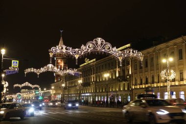 Nevsky Prospekt 'in ve St. Petersburg' daki Duma binasının yeni yıl aydınlanması