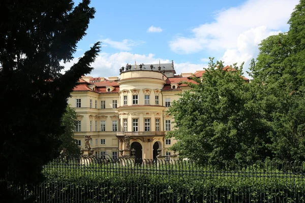 Lobkovicz Palace Prag Upplyst Den Ljusa Solen Bland Grönska Träd — Stockfoto