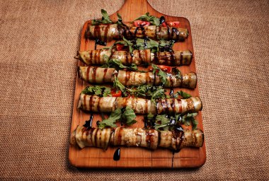 Rustik kızarmış patlıcan dolması tahta bir tahta üzerinde