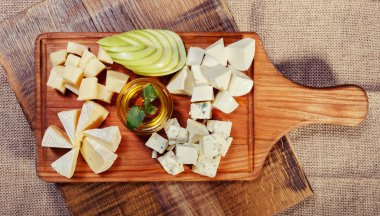 Rustik ahşap tahta üzerinde peynir tabağı