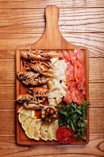 Bandeja de mariscos en una mesa de madera —  Fotos de Stock