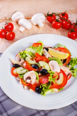 Ahşap masa üzerinde taze sebze salatası