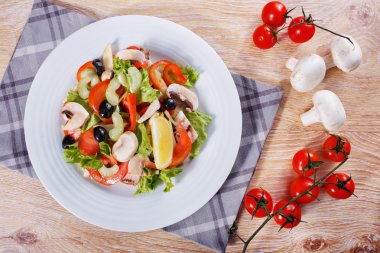 Ahşap masa üzerinde taze sebze salatası