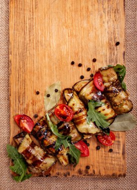 Rustik kızarmış patlıcan dolması tahta bir tahta üzerinde