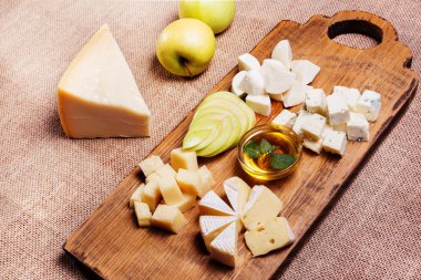 Peynir tabağı rustik ahşap tahta üzerine süslenmiş