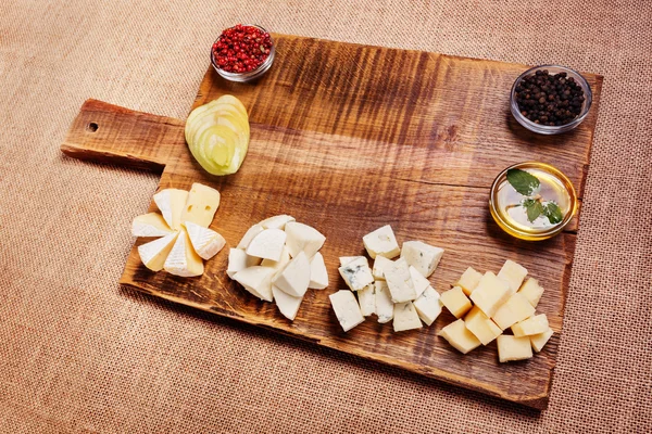 소박한 나무 판에 장식 된 치즈 플래터 — 스톡 사진