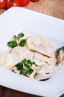 Köfte ekşi krema, tereyağı ve Di ile süslenmiş patates ile