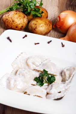 Köfte ekşi krema, tereyağı ve Di ile süslenmiş patates ile