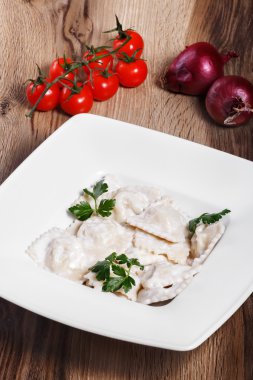 Köfte ekşi krema, tereyağı ve Di ile süslenmiş patates ile