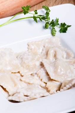 Köfte ekşi krema, tereyağı ve Di ile süslenmiş patates ile