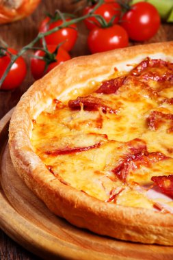Pizza salam, pastırma, jambon ve peynir ile ahşap sekmesinde görev yaptı.