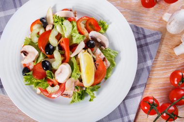 Ahşap masa üzerinde taze sebze salatası