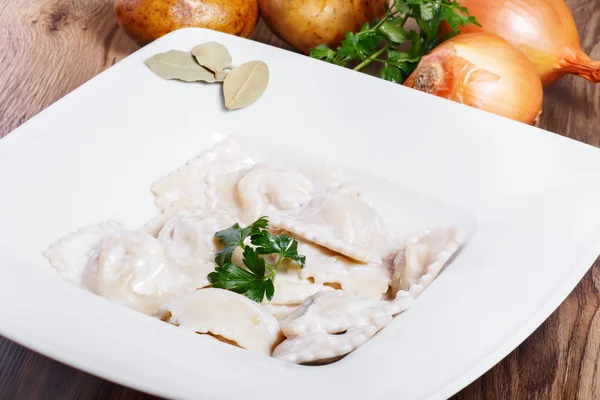 Köfte ekşi krema, tereyağı ve Di ile süslenmiş patates ile