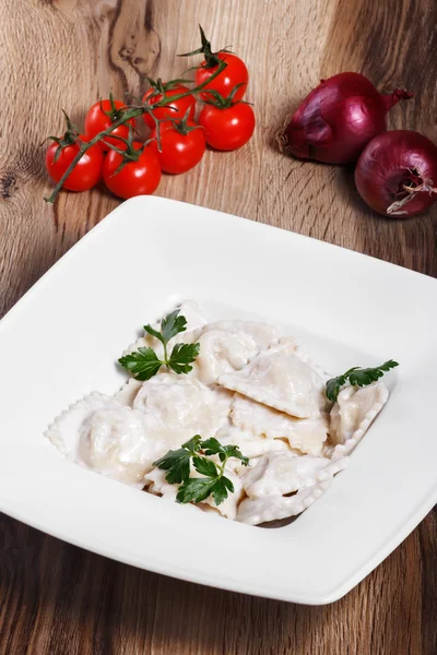 Köfte ekşi krema, tereyağı ve Di ile süslenmiş patates ile